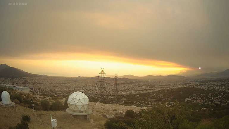 Η φωτιά στα Βίλια μέσα από κάμερες της Πεντέλης
